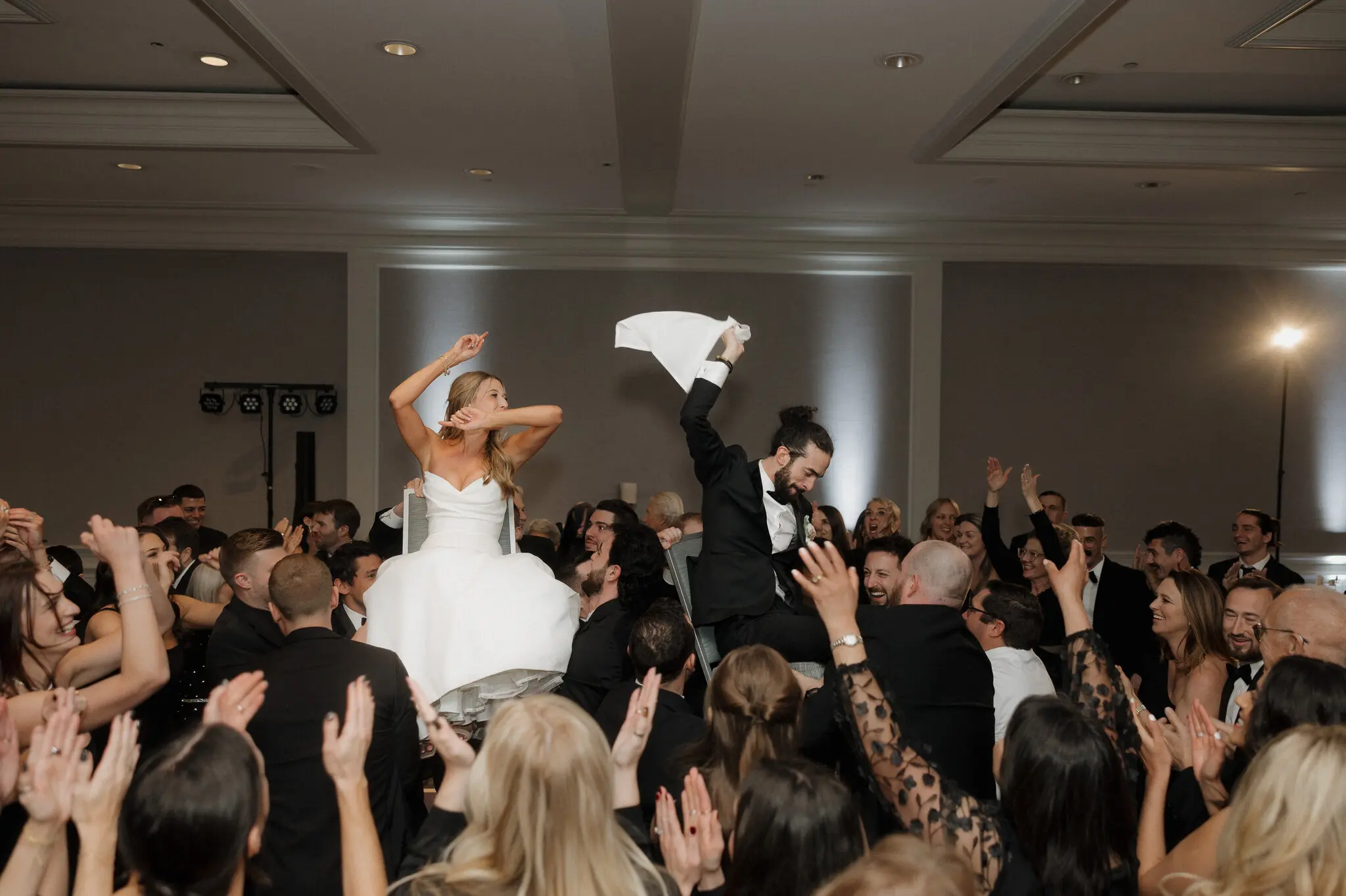 Свято для пари, яка одружилася минулого місяця, було міжконфесійним: пані Кляйн — єврейка, а пан Ді Джуліо — католик. Під час виконання хори музика змінилася з «Hava Nagila» на «Lazy Mary»